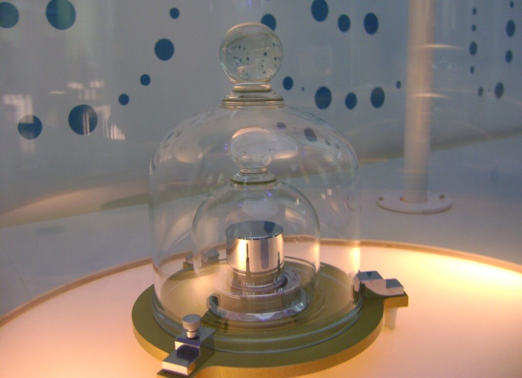 nueva medición del kilogramo. eplica el prototipo del kilogramo custodiado en la Cité des Sciences et de l’Industrie, en París, Francia.