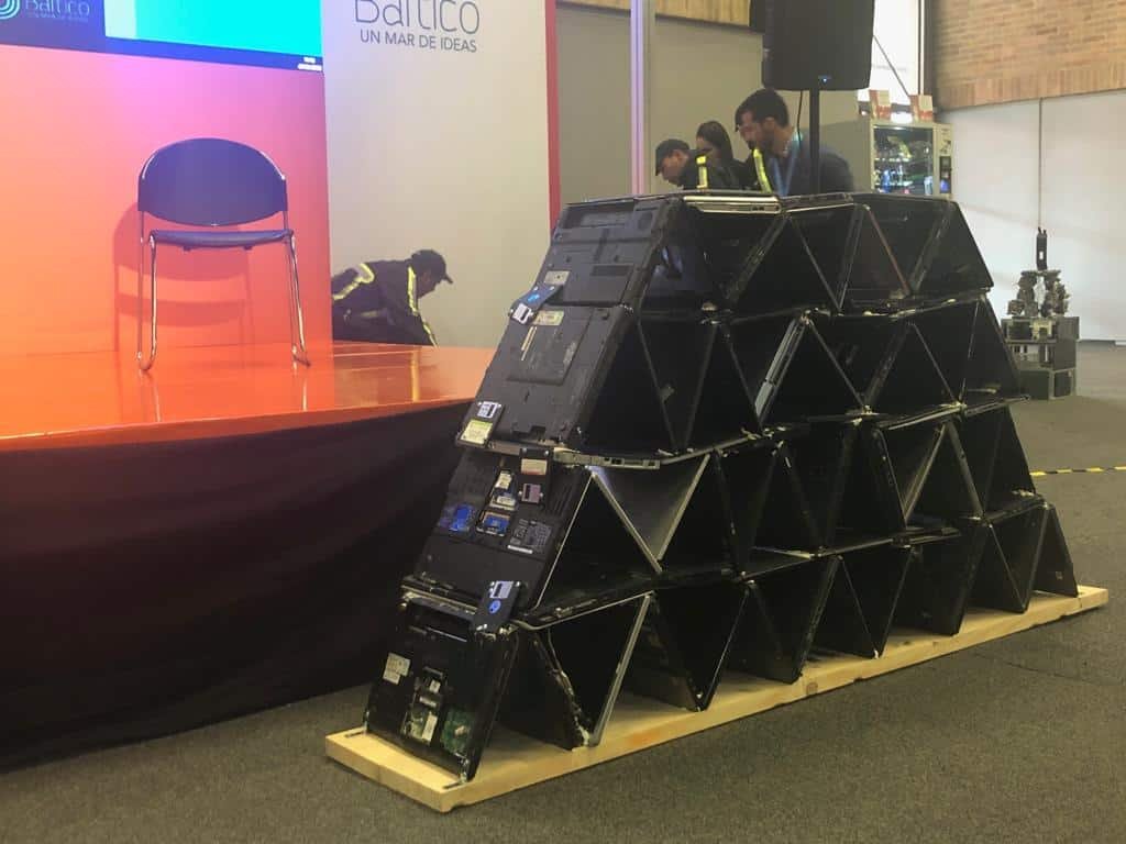 campus party colombia 2019 escultura de residuos electrónicos