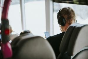 etiqueta móvil uso de audífonos