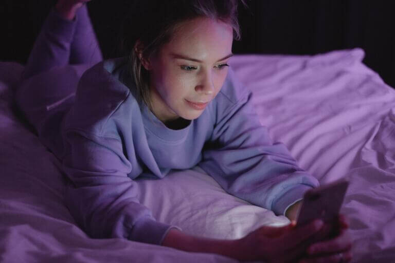 Los filtros de luz azul para pantallas ni cuidan la vista ni ayudan a descansar