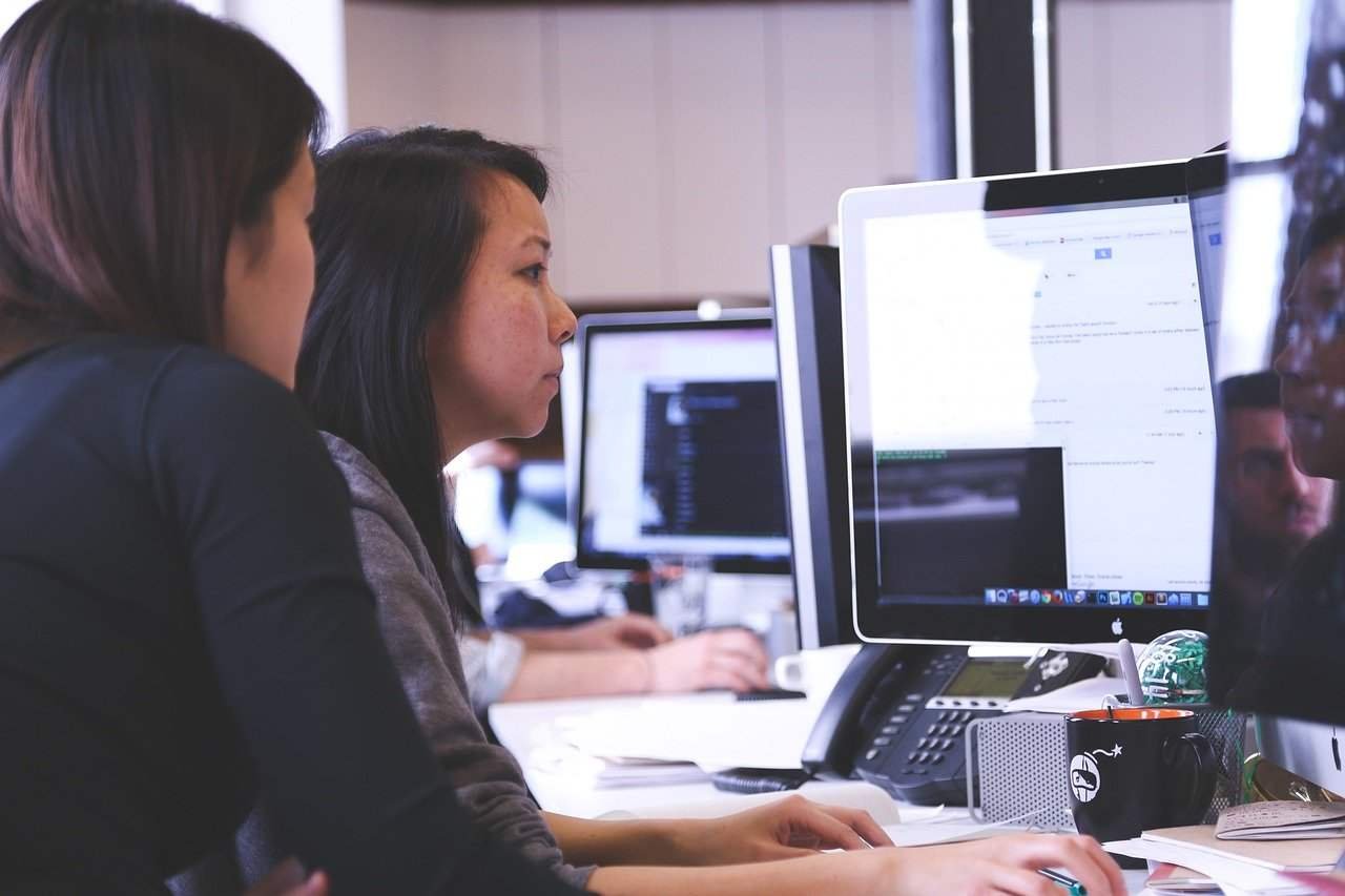 Bootcamp de desarrollo web y diseño de experiencia de usuario (UX) para mujeres – Convocatorias TIC