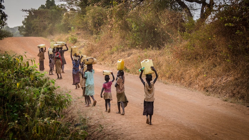 Comunidad de África sin agua potable. Foto: Jeff Ackley en Unsplash. 