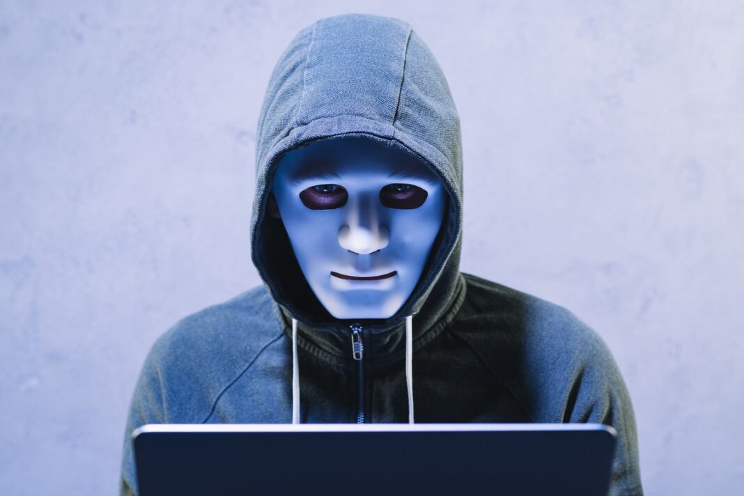 Hacker con portátil