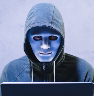 Hacker con portátil