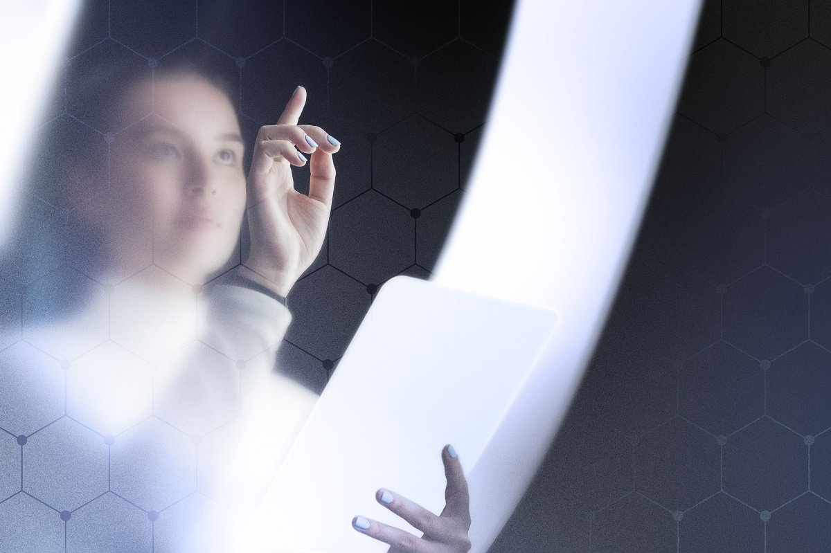Investigadora de tecnologia frente a pantalla
