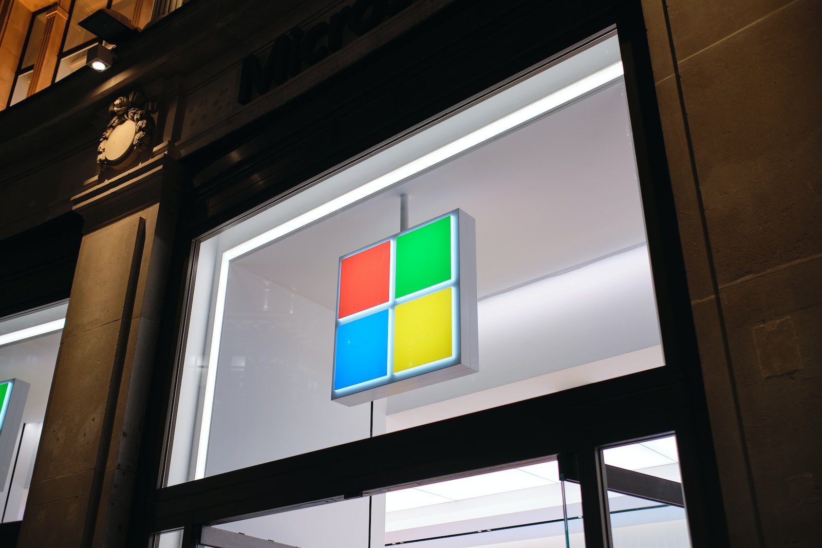 Tienda con logo de Microsoft