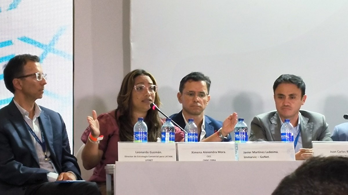 Panel con Ximena Mora de Onnet Fibra