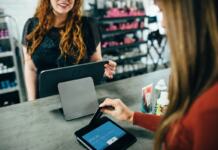 Experiencia del cliente mujer con tarjeta