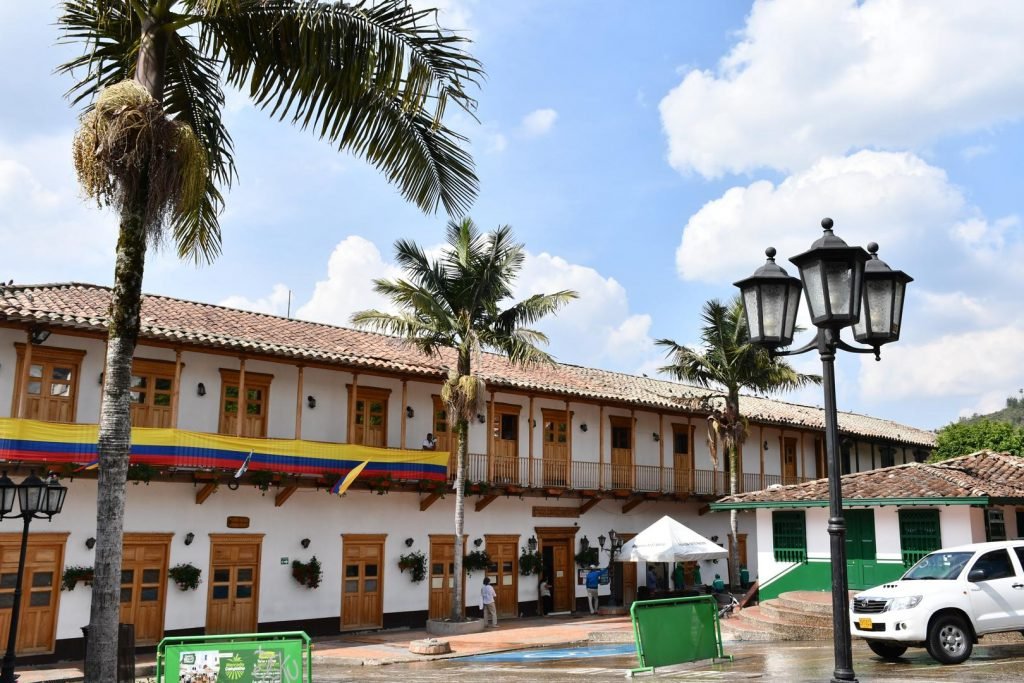 A través de 60 kilómetros de fibra óptica en El Retiro, Antioquia, más de 2.600 estudiantes acceden a Internet
