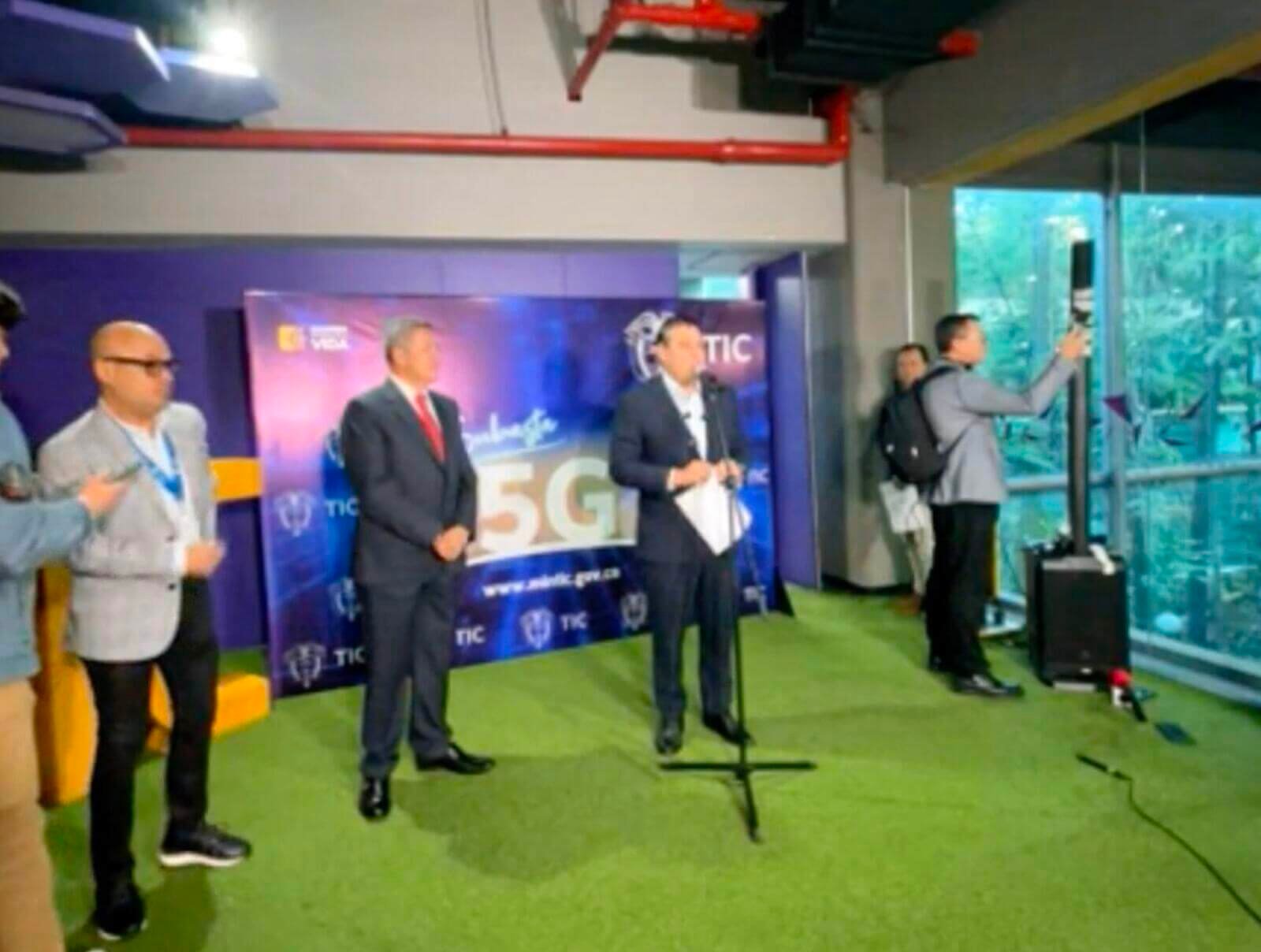 Momento en el que el ministro TIC Mauricio Lizcano anuncia los ganadores de la subasta 5G.