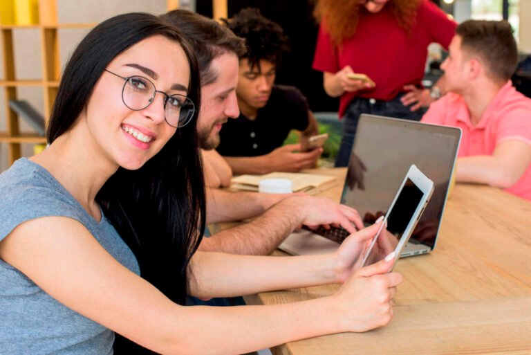 Alianza universitaria y tecnológica abre camino al primer empleo para jóvenes en Colombia