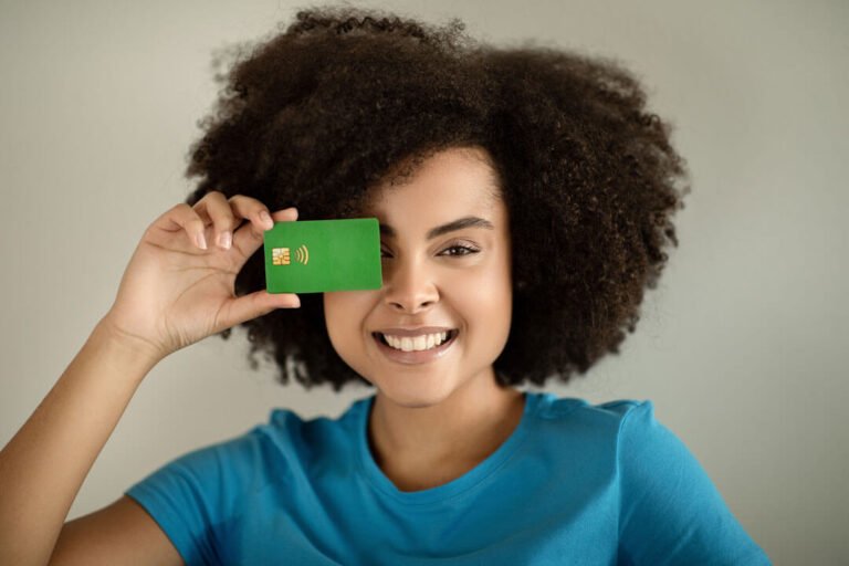 PayJoy expande su solución de tarjetas a Colombia en alianza con Pomelo