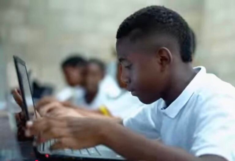 Dotación Tecnológica para la Paz: 85 colegios rurales de Colombia reciben computadores y laboratorios de innovación