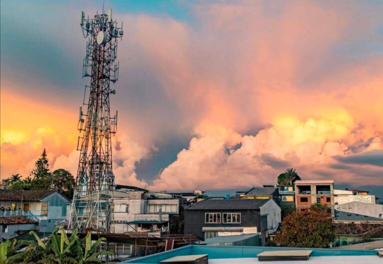 Colombia avanza en fibra óptica, pero mantiene rezagos críticos en penetración y competencia móvil, advierte la OCDE