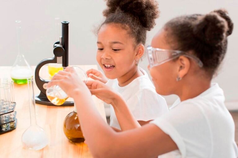 Niñas y mujeres en ciencia: Avances e iniciativas en Colombia