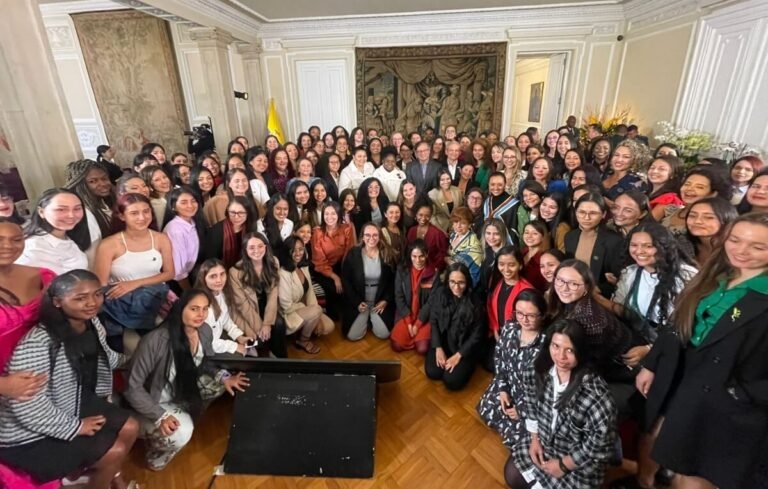 Presidente Petro homenajea a mujeres científicas del Programa Orquídeas