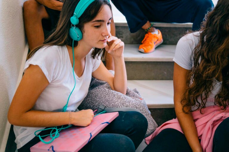 Salud mental universitarios Colombia: impacto de redes y pantallas