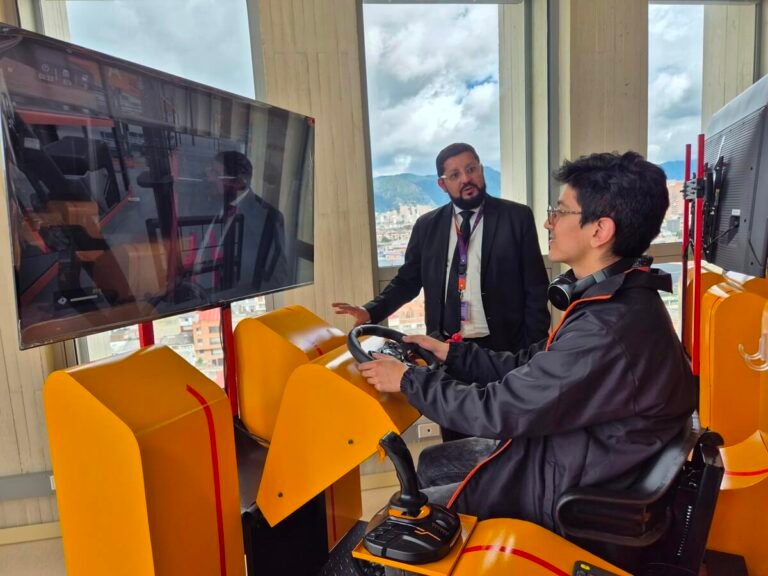UCompensar cuentan con montacargas virtuales para la ensananza de logistica moderna