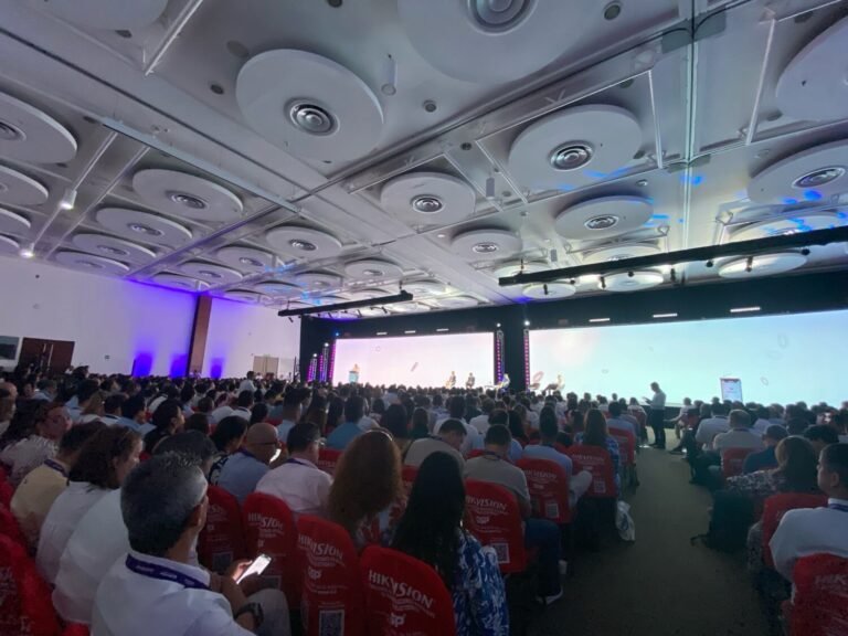 Con más de 2.000 empresas y 6.003 asistentes registrados inició de Andicom 2024