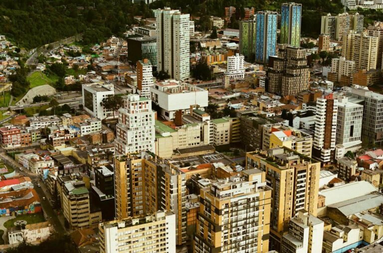 Bogotá pone límites a la IA: qué pueden y qué no hacer funcionarios