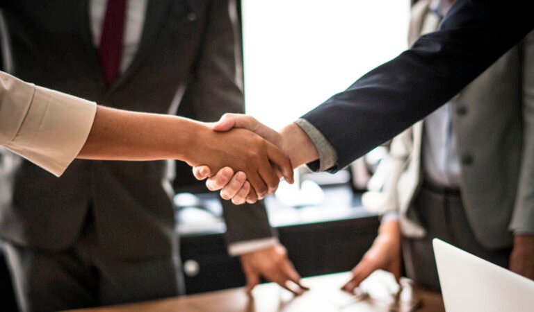De la mano extendida a la mesa de negociación: El nuevo paradigma de cooperación internacional para las organizaciones colombianas
