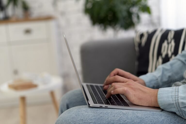 hombre con laptop imagen Freepik