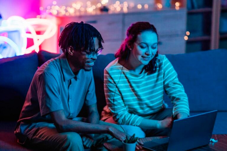Capacitación tecnológica: clave contra el desempleo de jóvenes en Colombia