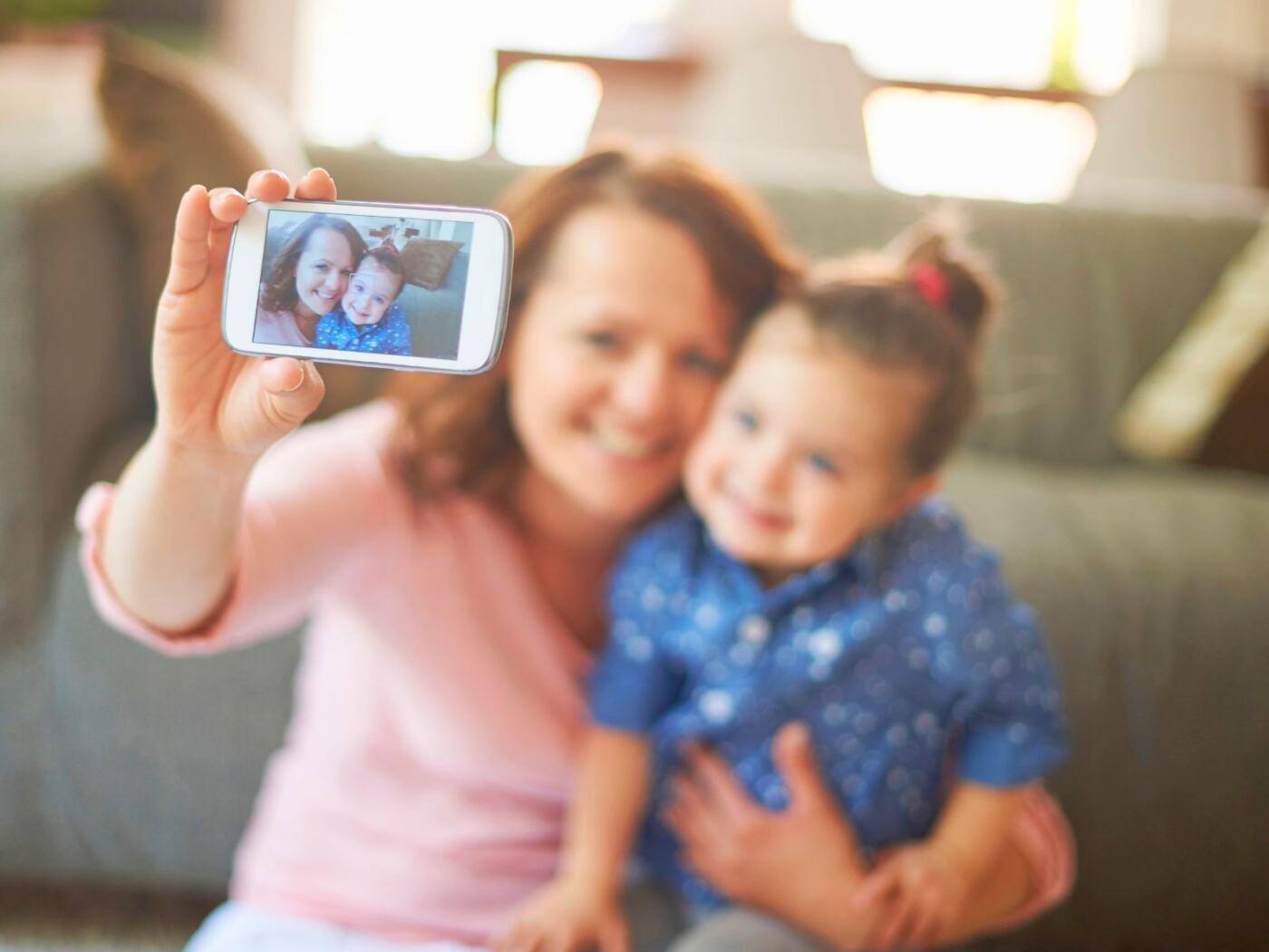 Sharenting en Colombia: una madre fotografía a su hija con el celular antes de publicar en redes sociales