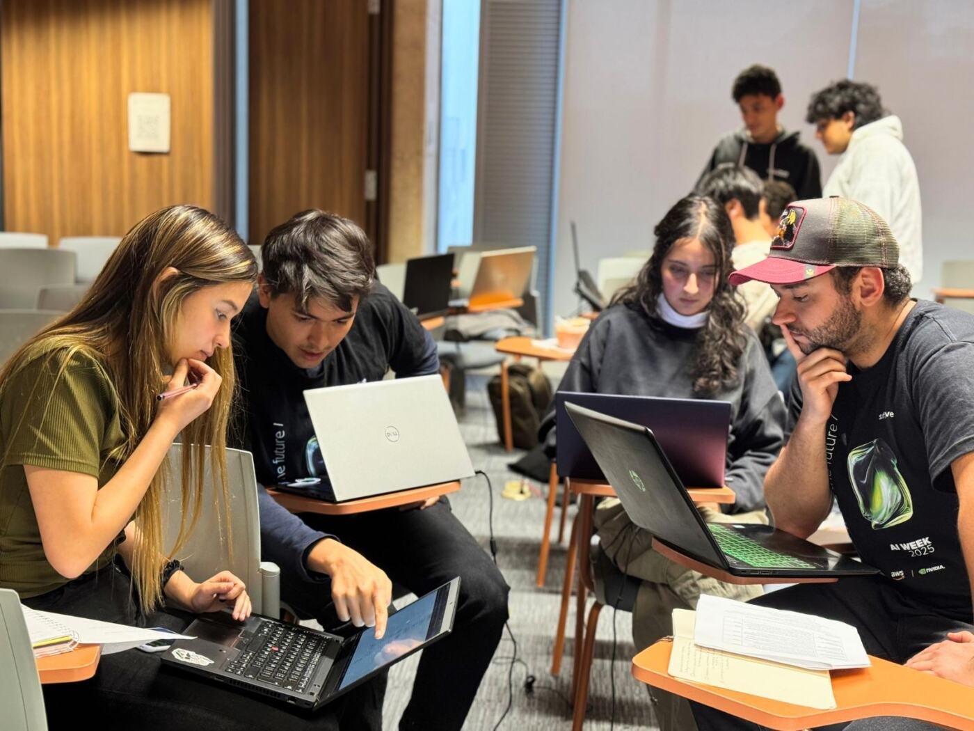Estudiantes y especialistas en tecnología participan en una sesión práctica del programa AI Week LATAM en Bogotá.