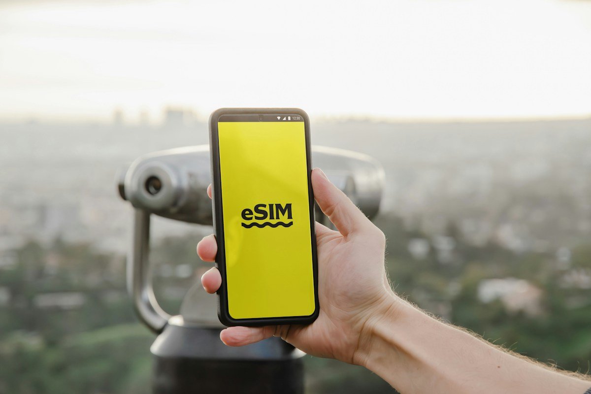 eSIM para viajes internacionales: costos y diferencias frente al roaming